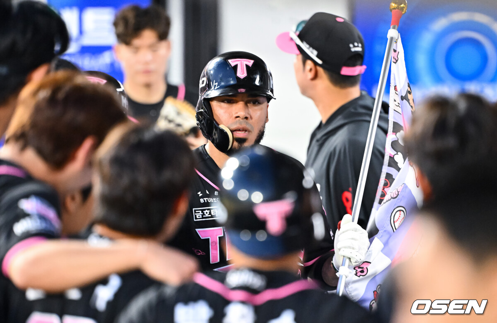 23일 오후 광주시 북구 광주기아챔피언스필드에서 2026 신한 SOL KBO리그 KIA 타이거즈와 한화 이글스의 경기가 진행됐다.이날 KIA는 시라카와를, 한화는 왕옌청을 선발투수로 내세웠다.4회말 무사 1루 KIA 카스트로가 2점 홈런을 날리고 동료들의 축하를 받고 있다. 2026.07.23 / soul1014@osen.co.kr