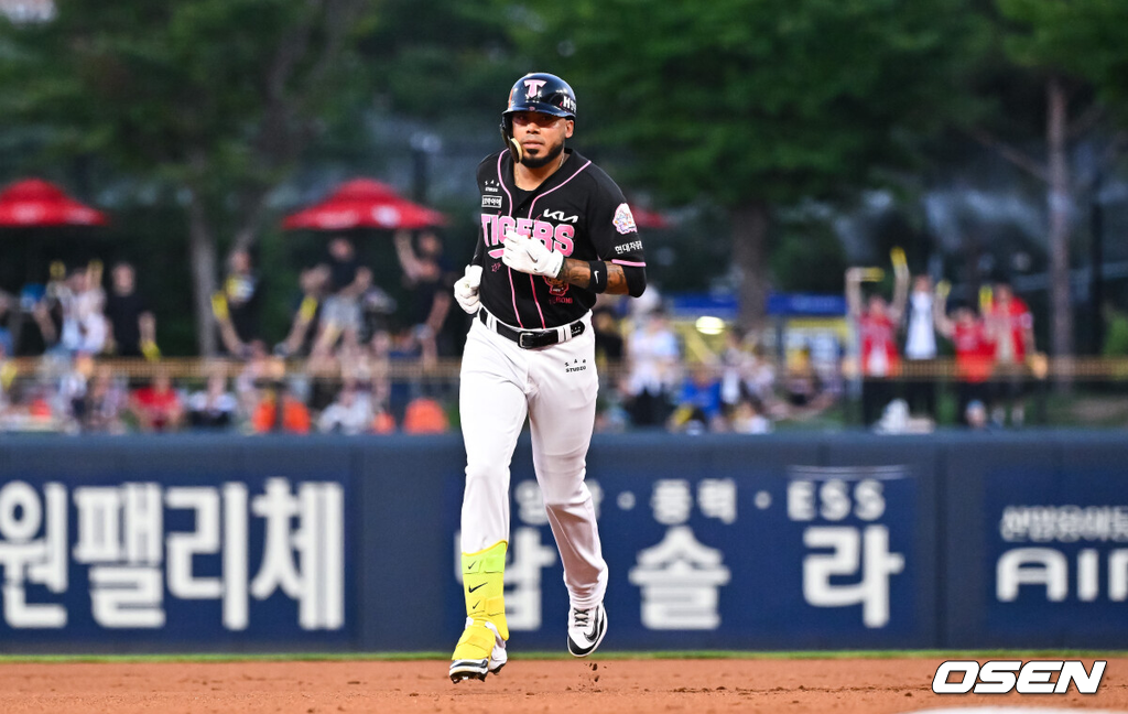 23일 오후 광주시 북구 광주기아챔피언스필드에서 2026 신한 SOL KBO리그 KIA 타이거즈와 한화 이글스의 경기가 진행됐다.이날 KIA는 시라카와를, 한화는 왕옌청을 선발투수로 내세웠다.4회말 무사 1루 KIA 카스트로가 2점 홈런을 날리고 베이스를 돌고 있다. 2026.07.23 / soul1014@osen.co.kr