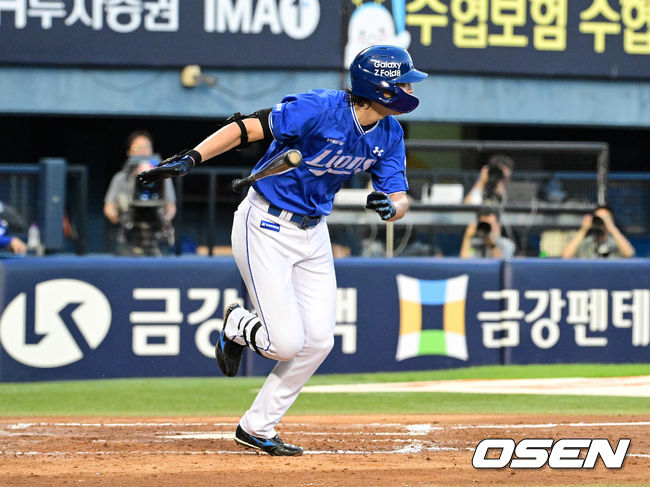 24일 서울 잠실야구장에서 2026 신한 SOL KBO리그 두산 베어스와 삼성 라이온즈의 경기가 열렸다. 이날 두산은 최민석, 삼성은 크리스 페덱을 선발로 내세웠다. 3회초 2사 만루에서 삼성 구자욱이 2타점 적시타를 날리고 있다. 2026.07.24 / jpnews@osen.co.kr