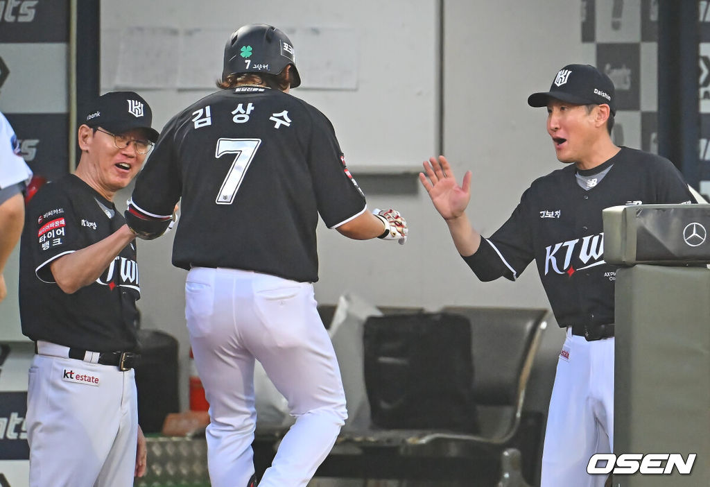 24일 부산 사직야구장에서 2026 신한 SOL KBO 리그 롯데 자이언츠와 KT 위즈의 경기가 열렸다. 홈팀 롯데는 나균안이, 방문팀 KT는 로건이 선발 출전했다.KT 위즈 김상수가 4회초 1사 좌월 역전 솔로 홈런을 치고 이강철 감독의 축하를 받고 있다. 2026.07.24 / foto0307@osen.co.kr