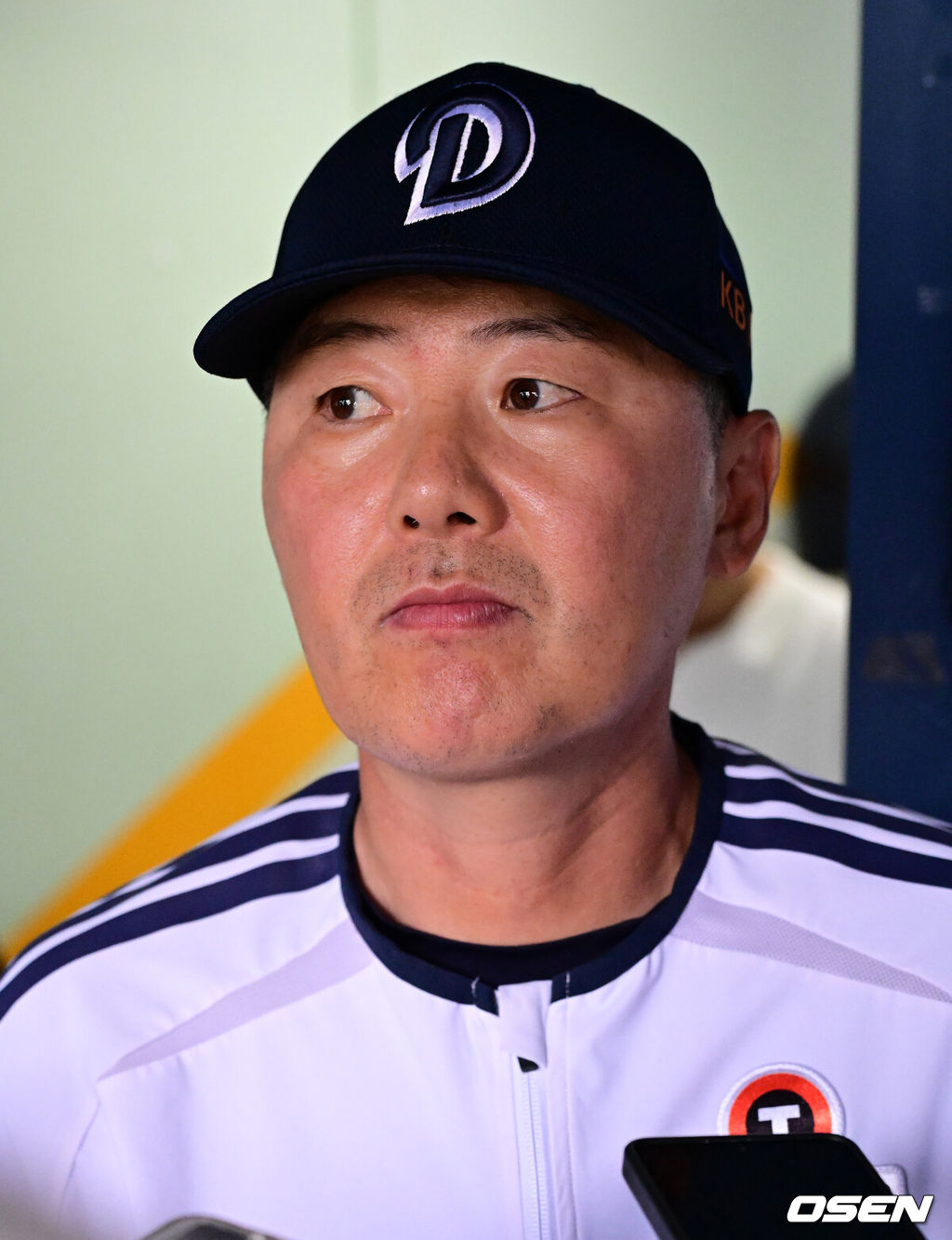 ] 25일 서울 잠실야구장에서 2026 신한 SOL KBO리그 두산 베어스와 삼성 라이온즈의 경기가 열렸다.이날 두산은 잭 로그, 삼성은 원태인을 선발로 내세웠다.경기에 앞서 두산 김원형이 취재진과 이야기를 나누고 있다. 2026.07.25 / jpnews@osen.co.kr