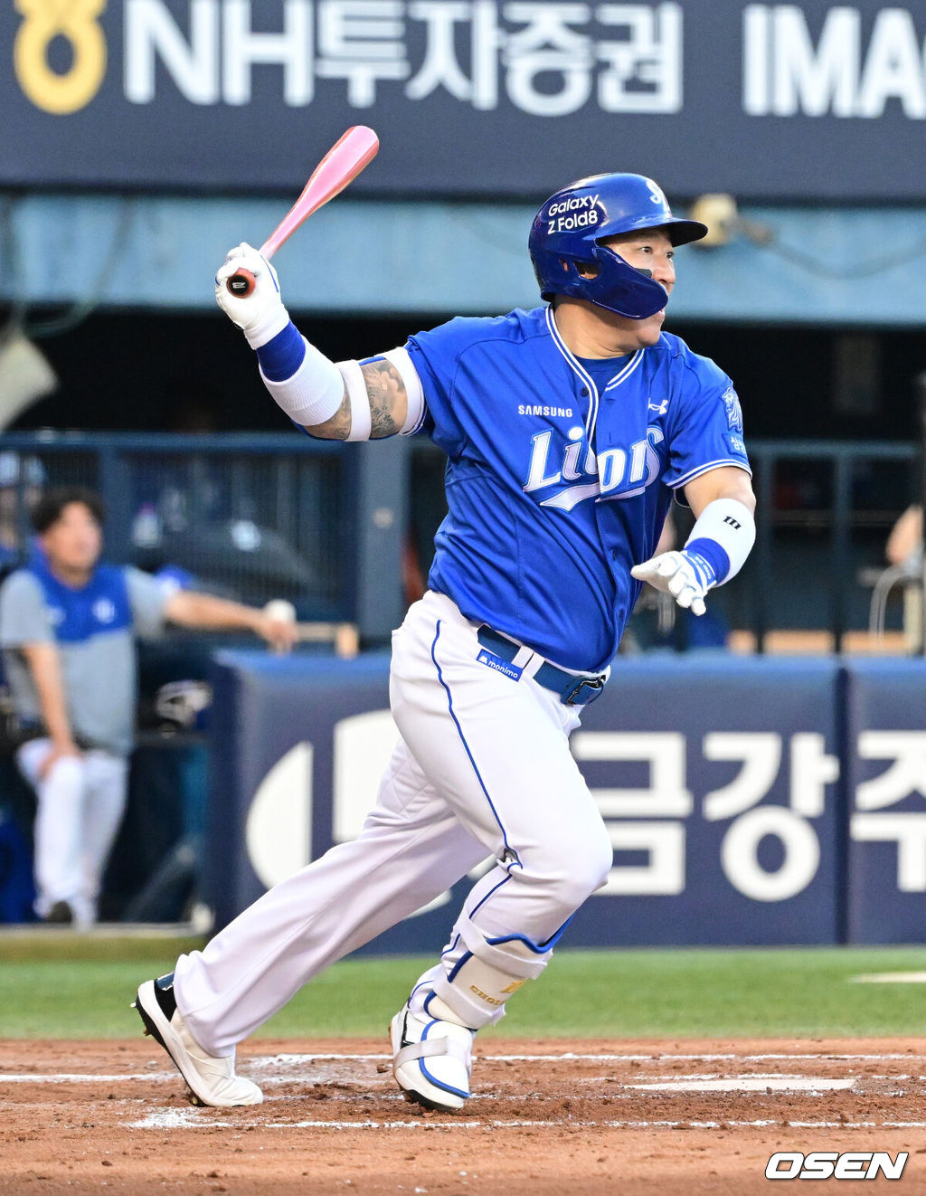 24일 서울 잠실야구장에서 2026 신한 SOL KBO리그 두산 베어스와 삼성 라이온즈의 경기가 열렸다.이날 두산은 최민석, 삼성은 크리스 페덱을 선발로 내세웠다.3회초 1사 만루에서 삼성 최형우가 2타점 적시타를 날리고 있다. 2026.07.24 / jpnews@osen.co.kr