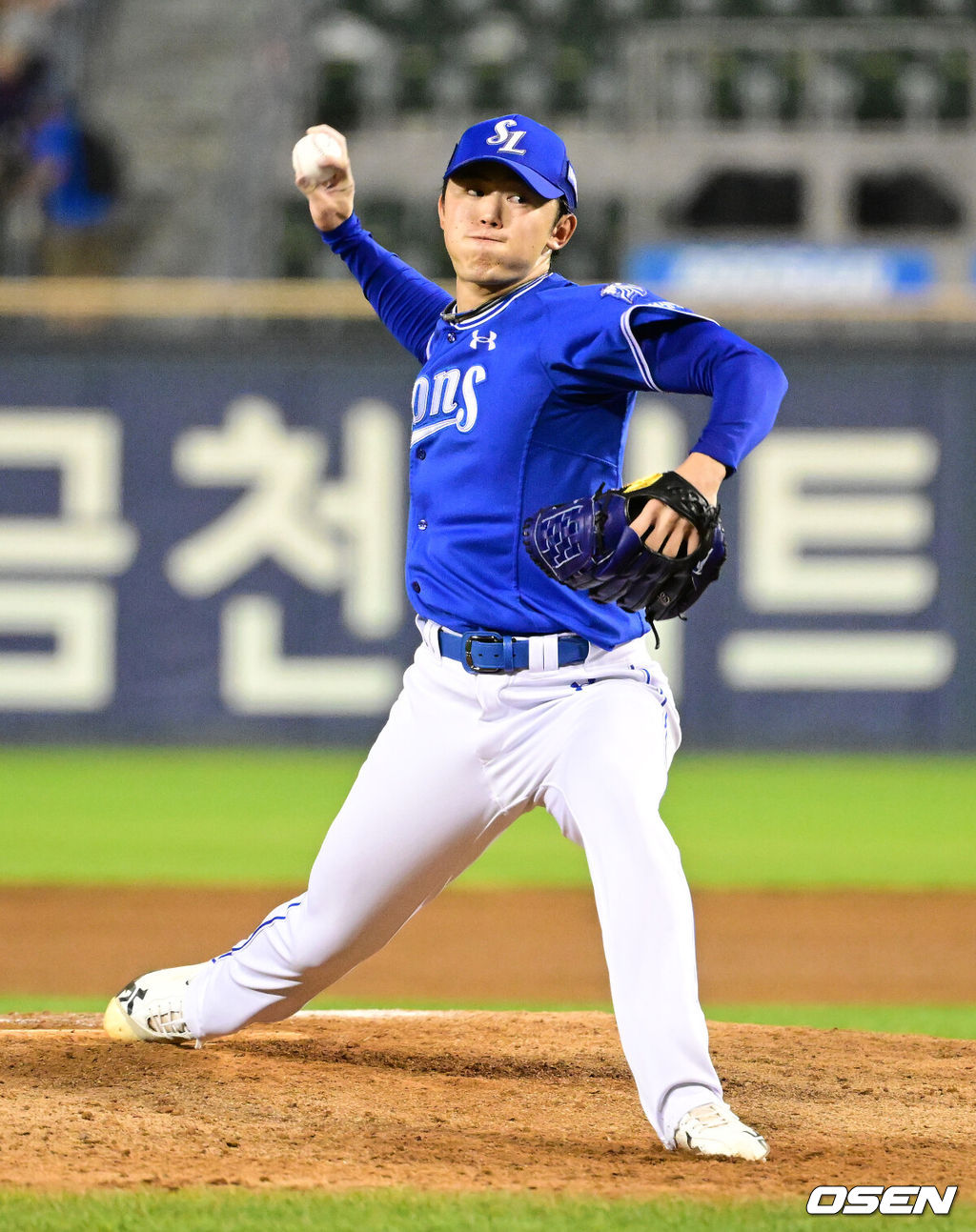 프로야구 삼성 라이온즈가 잠실 원정 첫날 완승을 거뒀다.삼성은 24일 실야구장에서 열린 2026 신한 SOL KBO리그 두산 베어스와 원정 경기에서 15-4 완승을 거뒀다. 새 외국인 투수 크리스 페덱이 호투를 펼쳤고, 타자들은 두산 선발 최민석을 완전히 무너뜨렸다. 9회말 삼성 미야지가 역투하고 있다. 2026.07.24 / jpnews@osen.co.kr