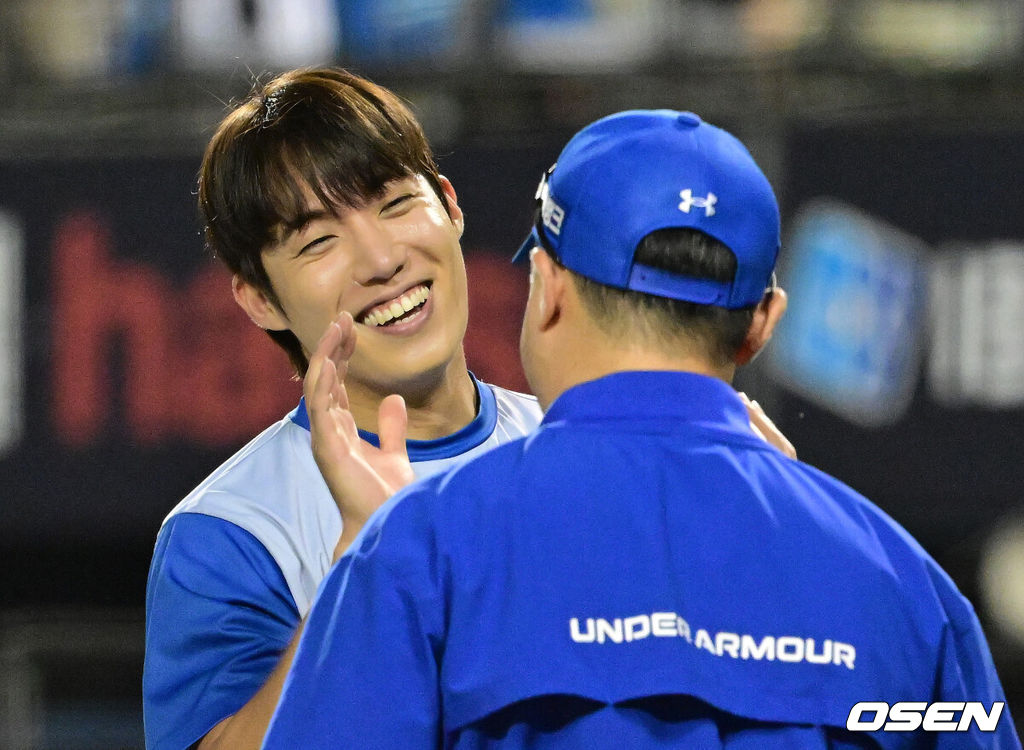 패배를 잊은 삼성 라이온즈가 3연승의 휘파람을 불었다. 삼성은 25일 잠실구장에서 열린 프로야구 두산 베어스와의 원정 경기에서 4-1 역전승을 장식했다. 지난 23일 고척 키움 히어로즈전 이후 3연승 질주. 반면 두산은 삼성에 이틀 연속 덜미를 잡혔다. 경기를 마치고 삼성 원태인이 박진만 감독과 승리를 기뻐하고 있다. 2026.07.25 / jpnews@osen.co.kr
