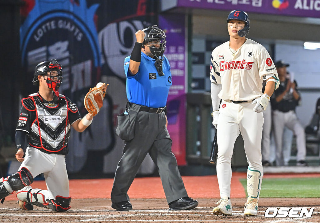 25일 부산 사직야구장에서 2026 신한 SOL KBO 리그 롯데 자이언츠와 KT 위즈의 경기가 열렸다. 홈팀 롯데는 김진욱이, 방문팀 KT는 소형준이 선발 출전했다.롯데 자이언츠 윤동희가 7회말 무사 만루 찬스에서 삼진 아웃당하고 있다. 2026.07.25 / foto0307@osen.co.kr