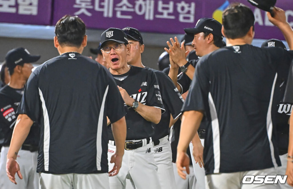 25일 부산 사직야구장에서 2026 신한 SOL KBO 리그 롯데 자이언츠와 KT 위즈의 경기가 열렸다. 홈팀 롯데는 김진욱이, 방문팀 KT는 소형준이 선발 출전했다.KT 위즈 이강철 감독이 롯데 자이언츠에 6-1로 승리한 후 기쁨을 나누고 있다. 2026.07.25 / foto0307@osen.co.kr