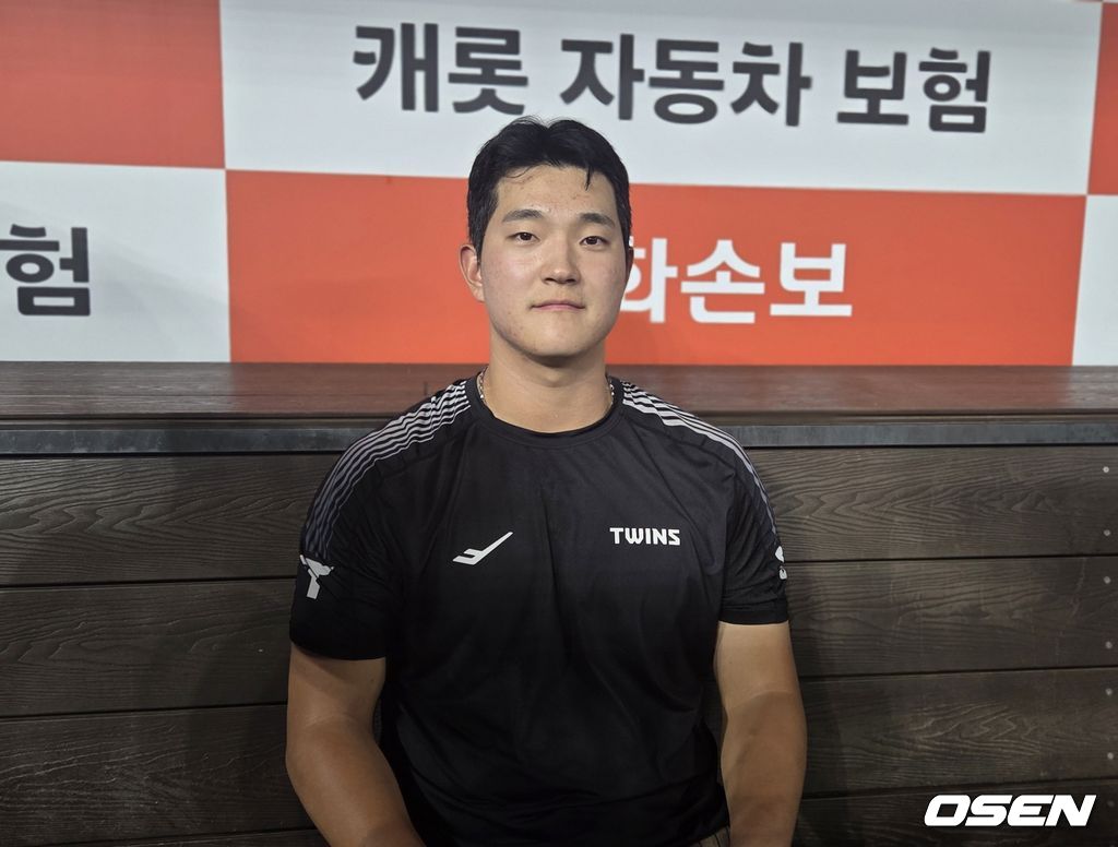 프로야구 LG 트윈스 문정빈은 25일 대전 한화생명볼파크에서 열린 한화 이글스와 경기에서 투런 홈런 포함 4타수 3안타 2볼넷 4타점으로 활약하며 팀의 8연승 탈출에 앞장섰다. 경기 후 취재진과 인터뷰를 하고 있는 문정빈. /orange@osen.co.kr