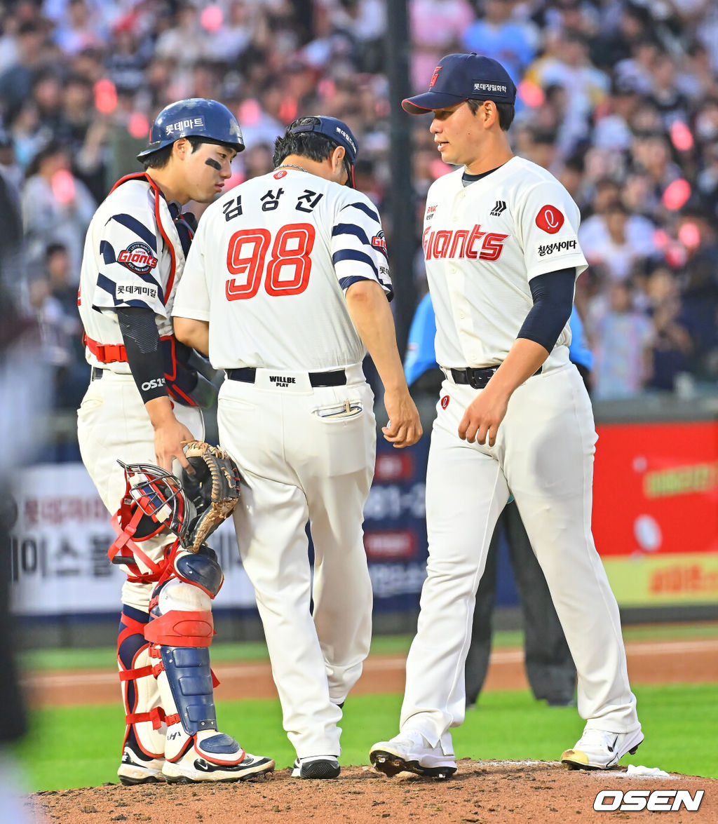 25일 부산 사직야구장에서 2026 신한 SOL KBO 리그 롯데 자이언츠와 KT 위즈의 경기가 열렸다. 홈팀 롯데는 김진욱이, 방문팀 KT는 소형준이 선발 출전했다.롯데 자이언츠 선발 투수 김진욱이 5회초 교체되고 있다. 2026.07.25 / foto0307@osen.co.kr
