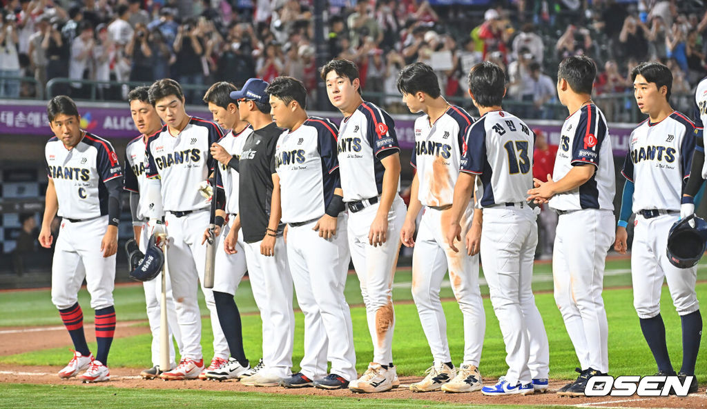 23일 부산 사직야구장에서 2026 신한 SOL KBO 리그 롯데 자이언츠와 SSG 랜더스의 경기가 열렸다. 홈팀 롯데는 로드리게스가, 방문팀 SSG는 김민준이 선발 출전했다.롯데 자이언츠 선수들이 SSG 랜더스에 2-5로 패한 후 팬들에게 인사를 하고 있다. 2026.07.23 / foto0307@osen.co.kr