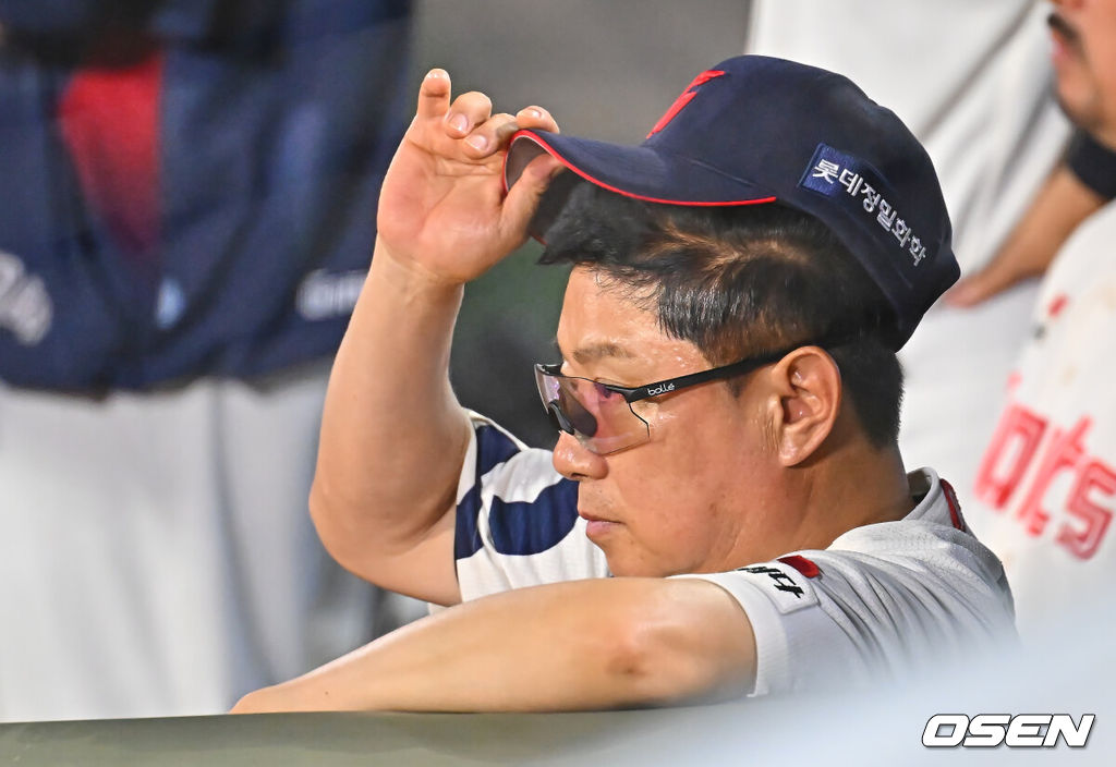 24일 부산 사직야구장에서 2026 신한 SOL KBO 리그 롯데 자이언츠와 KT 위즈의 경기가 열렸다. 홈팀 롯데는 나균안이, 방문팀 KT는 로건이 선발 출전했다.롯데 자이언츠 김태형 감독이 KT 위즈에 패색이 짙어지자 아쉬워하고 있다. 2026.07.24 / foto0307@osen.co.kr