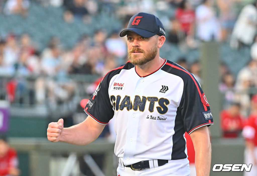 21일 부산 사직야구장에서 2026 신한 SOL KBO 리그 롯데 자이언츠와 SSG 랜더스의 경기가 열렸다. 홈팀 롯데는 비슬리가, 방문팀 SSG는 타케다가 선발 출전했다.롯데 자이언츠 선발 투수 비슬리가 3회초 2사 1,3루 SSG 랜더스 마드리스를 1루수 직선타로 잡고 주먹을 불끈 쥐고 있다. 2026.07.21 / foto0307@osen.co.kr