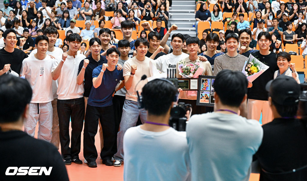 25일 충북 제천실내체육관에서 ‘대한민국 배구국가대표팀 평가전 2026 제천’ 한국과 브라질의 2차전 경기가 진행됐다.이사나예 라미레스 감독이 이끄는 남자대표팀은 지난 22일 브라질과 1차 평가전에서 세트 점수 3-1(22-25 25-21 25-23 25-20)로 이겼다.경기 앞서 최근 은퇴 선언한 곽승석이 국가대표 은퇴식에서 대한항공 선수들과 함께 포즈를 취하고 있다. 2026.07.25 / soul1014@osen.co.kr