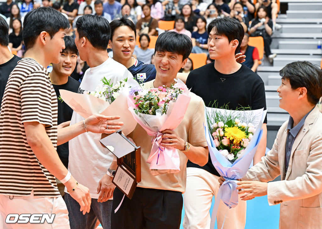 25일 충북 제천실내체육관에서 ‘대한민국 배구국가대표팀 평가전 2026 제천’ 한국과 브라질의 2차전 경기가 진행됐다.이사나예 라미레스 감독이 이끄는 남자대표팀은 지난 22일 브라질과 1차 평가전에서 세트 점수 3-1(22-25 25-21 25-23 25-20)로 이겼다.경기 앞서 최근 은퇴 선언한 곽승석이 국가대표 은퇴식에서 대한항공 동료들의 등장에 미소 짓고 있다. 2026.07.25 / soul1014@osen.co.kr