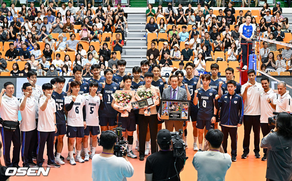 25일 충북 제천실내체육관에서 ‘대한민국 배구국가대표팀 평가전 2026 제천’ 한국과 브라질의 2차전 경기가 진행됐다.이사나예 라미레스 감독이 이끄는 남자대표팀은 지난 22일 브라질과 1차 평가전에서 세트 점수 3-1(22-25 25-21 25-23 25-20)로 이겼다.경기 앞서 최근 은퇴 선언한 곽승석이 국가대표 은퇴식에서 배구대표팀 선수단과 함께 포즈를 취하고 있다. 2026.07.25 / soul1014@osen.co.kr