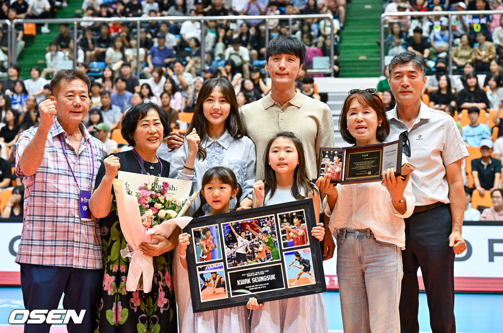 25일 충북 제천실내체육관에서 ‘대한민국 배구국가대표팀 평가전 2026 제천’ 한국과 브라질의 2차전 경기가 진행됐다.이사나예 라미레스 감독이 이끄는 남자대표팀은 지난 22일 브라질과 1차 평가전에서 세트 점수 3-1(22-25 25-21 25-23 25-20)로 이겼다.경기 앞서 최근 은퇴 선언한 곽승석이 국가대표 은퇴식에서 가족들과 함께 포즈를 취하고 있다. 2026.07.25 / soul1014@osen.co.kr