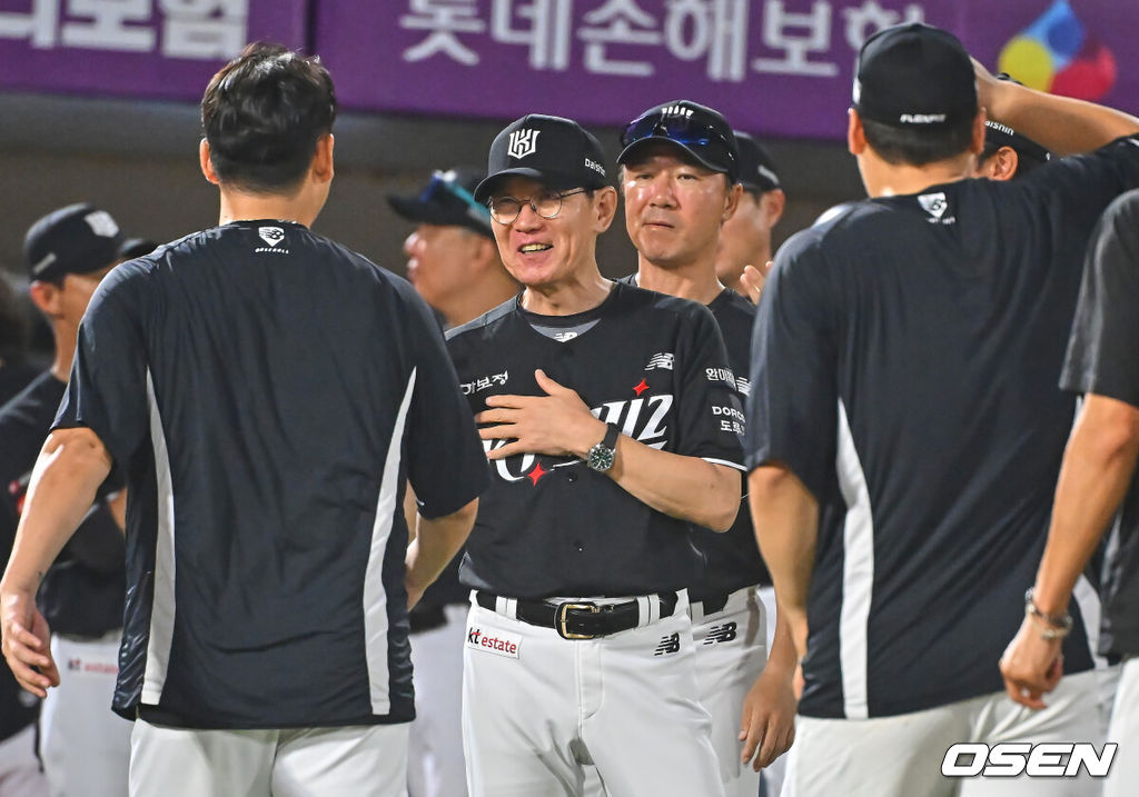 25일 부산 사직야구장에서 2026 신한 SOL KBO 리그 롯데 자이언츠와 KT 위즈의 경기가 열렸다. 홈팀 롯데는 김진욱이, 방문팀 KT는 소형준이 선발 출전했다.KT 위즈 이강철 감독이 롯데 자이언츠에 6-1로 승리한 후 기쁨을 나누고 있다. 2026.07.25 / foto0307@osen.co.kr