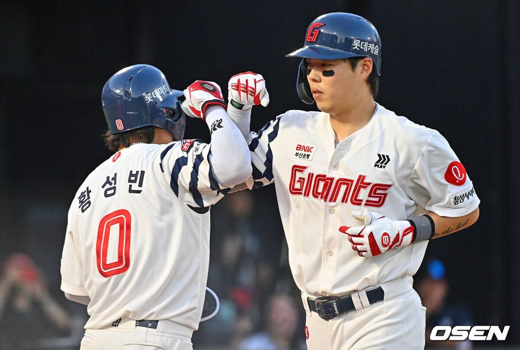 26일 부산 사직야구장에서 2026 신한 SOL KBO 리그 롯데 자이언츠와 KT 위즈의 경기가 열렸다. 홈팀 롯데는 비슬리가, 방문팀 KT는 사우어가 선발 출전했다.롯데 자이언츠 고승민이 3회말 1사 1루 우월 2점 홈런을 치고 하이파이브를 하고 있다. 2026.07.26 / foto0307@osen.co.kr