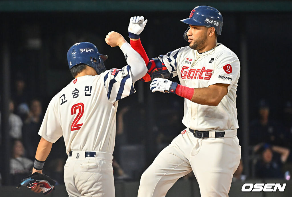 26일 부산 사직야구장에서 2026 신한 SOL KBO 리그 롯데 자이언츠와 KT 위즈의 경기가 열렸다. 홈팀 롯데는 비슬리가, 방문팀 KT는 사우어가 선발 출전했다.롯데 자이언츠 레이예스가 5회말 2사 1루 우월 2점 홈런을 치고 하이파이브를 하고 있다. 2026.07.26 / foto0307@osen.co.kr