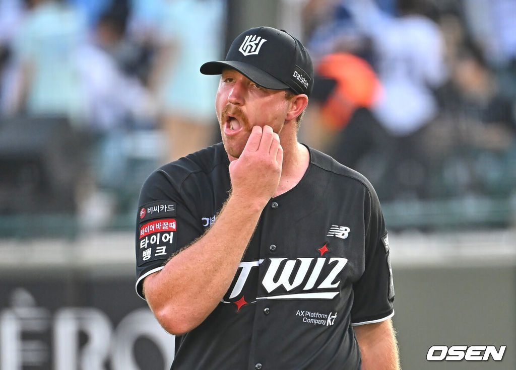 26일 부산 사직야구장에서 2026 신한 SOL KBO 리그 롯데 자이언츠와 KT 위즈의 경기가 열렸다. 홈팀 롯데는 비슬리가, 방문팀 KT는 사우어가 선발 출전했다.KT 위즈 선발 투수 사우어가 1회부터 4실점하고 아쉬워하고 있다. 2026.07.26 / foto0307@osen.co.kr