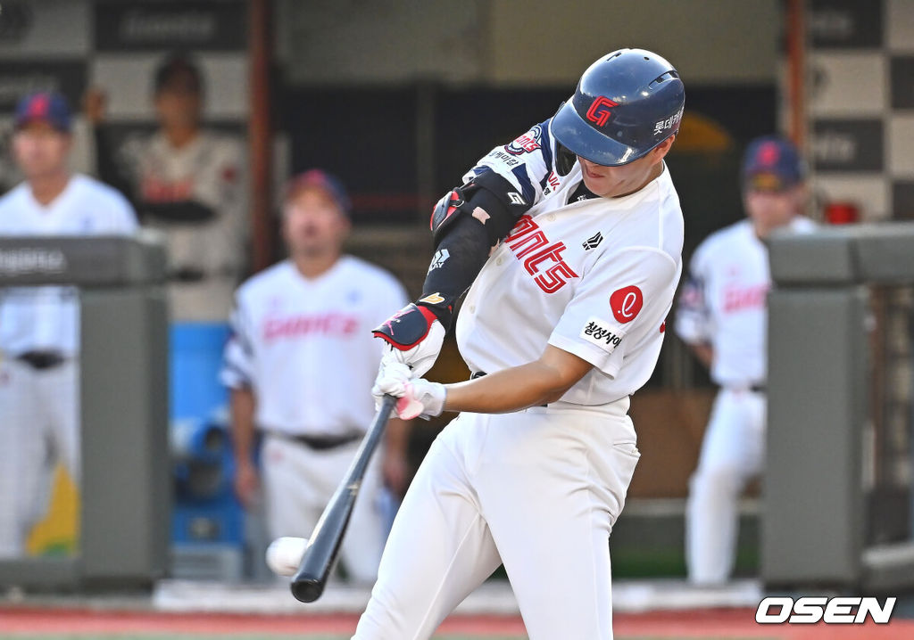 26일 부산 사직야구장에서 2026 신한 SOL KBO 리그 롯데 자이언츠와 KT 위즈의 경기가 열렸다. 홈팀 롯데는 비슬리가, 방문팀 KT는 사우어가 선발 출전했다.롯데 자이언츠 나승엽이 1회말 2사 3루 우익수 오른쪽 1타점 2루타를 치고 있다. 2026.07.26 / foto0307@osen.co.kr