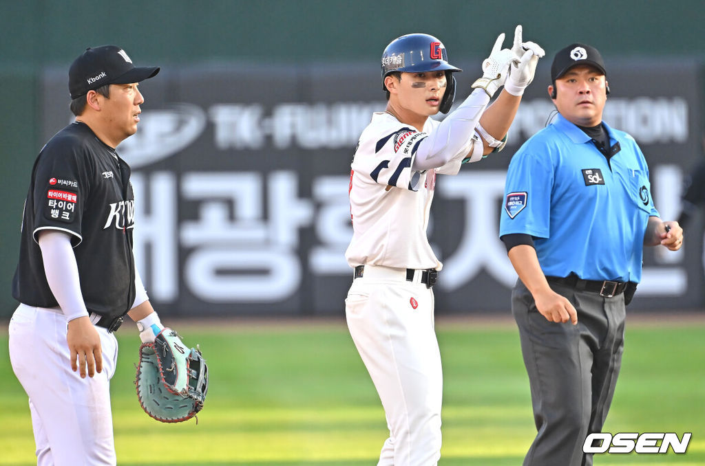 26일 부산 사직야구장에서 2026 신한 SOL KBO 리그 롯데 자이언츠와 KT 위즈의 경기가 열렸다. 홈팀 롯데는 비슬리가, 방문팀 KT는 사우어가 선발 출전했다.롯데 자이언츠 윤동희가 1회말 2사 1,2루 좌중간 1타점 2루타를 치고 세리머니를 하고 있다. 2026.07.26 / foto0307@osen.co.kr