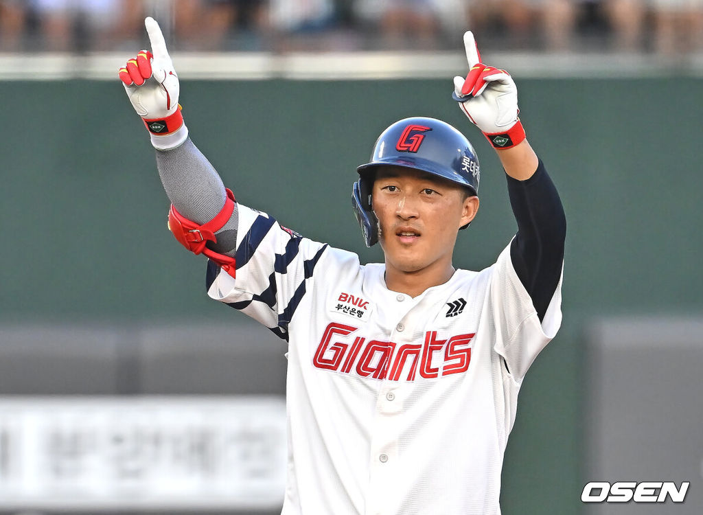 26일 부산 사직야구장에서 2026 신한 SOL KBO 리그 롯데 자이언츠와 KT 위즈의 경기가 열렸다. 홈팀 롯데는 비슬리가, 방문팀 KT는 사우어가 선발 출전했다.롯데 자이언츠 노진혁이 2회말 2사 1,2루 중견수 뒤 2타점 2루타를 치고 세리머니를 하고 있다. 2026.07.26 / foto0307@osen.co.kr