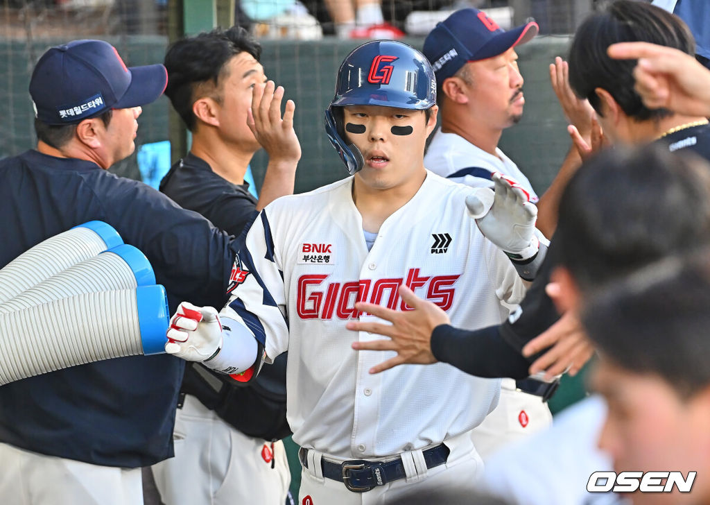 26일 부산 사직야구장에서 2026 신한 SOL KBO 리그 롯데 자이언츠와 KT 위즈의 경기가 열렸다. 홈팀 롯데는 비슬리가, 방문팀 KT는 사우어가 선발 출전했다.롯데 자이언츠 고승민이 3회말 1사 1루 우월 2점 홈런을 치고 하이파이브를 하고 있다. 2026.07.26 / foto0307@osen.co.kr