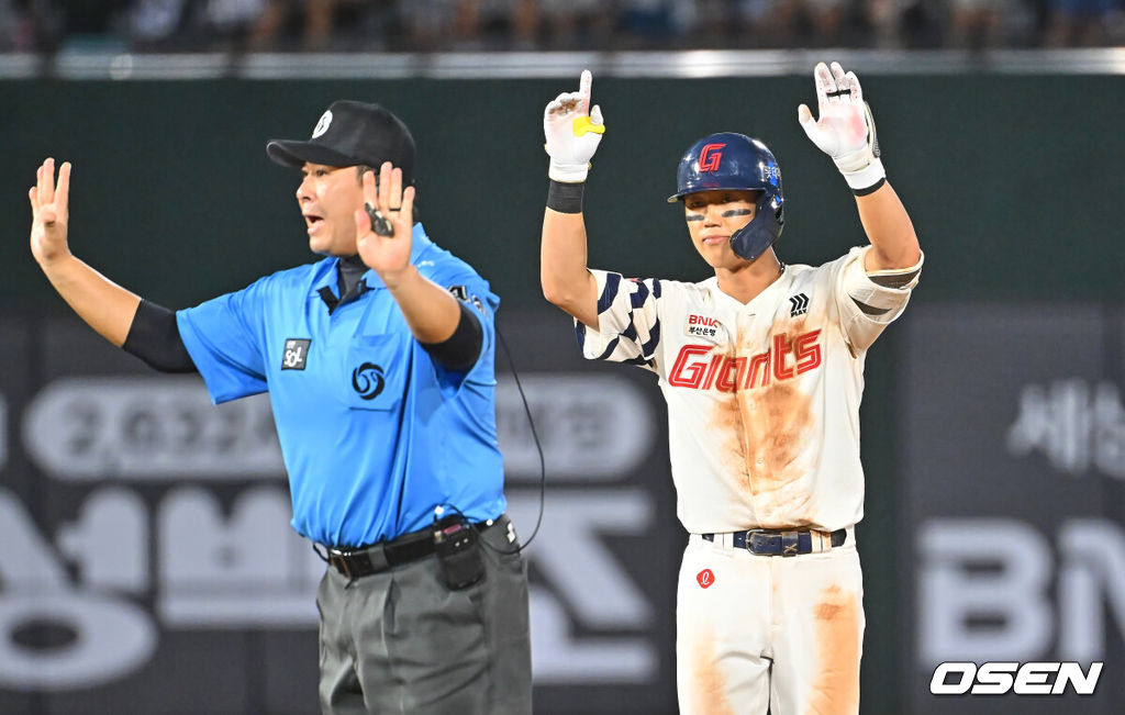 26일 부산 사직야구장에서 2026 신한 SOL KBO 리그 롯데 자이언츠와 KT 위즈의 경기가 열렸다. 홈팀 롯데는 비슬리가, 방문팀 KT는 사우어가 선발 출전했다.롯데 자이언츠 전민재가 6회말 1사 3루 우중간 1타점 2루타를 치고 세리머니를 하고 있다. 2026.07.26 / foto0307@osen.co.kr