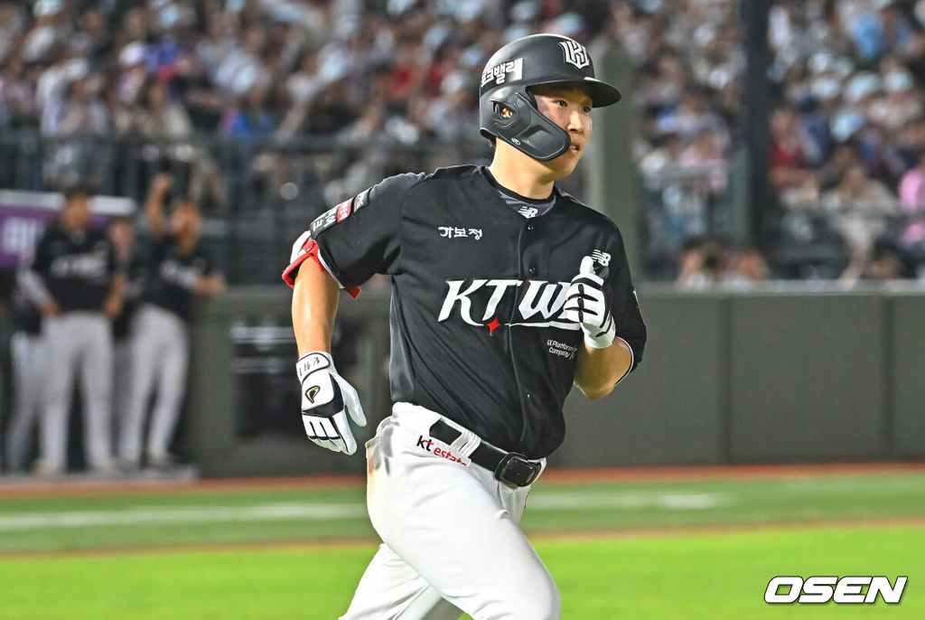 26일 부산 사직야구장에서 2026 신한 SOL KBO 리그 롯데 자이언츠와 KT 위즈의 경기가 열렸다. 홈팀 롯데는 비슬리가, 방문팀 KT는 사우어가 선발 출전했다.KT 위즈 류현인이 8회초 2사 우월 솔로 홈런을 치고 그라운드를 돌고 있다. 2026.07.26 / foto0307@osen.co.kr