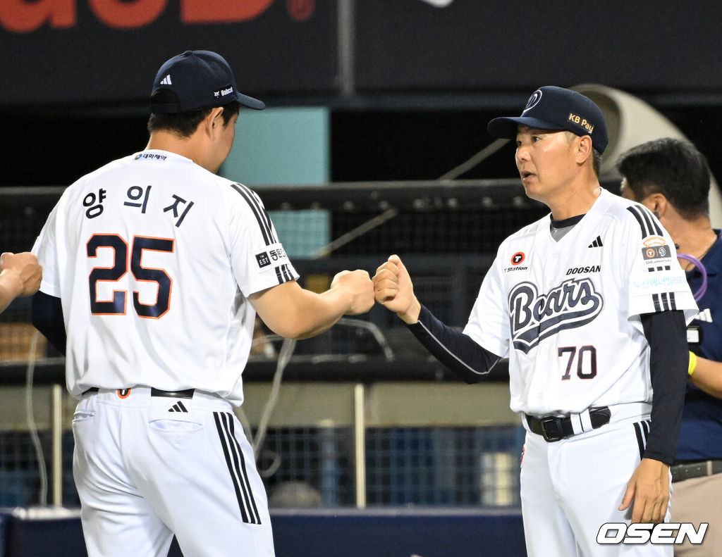프로야구 두산 베어스가 삼성 라이온즈의 4연승을 저지했다. 두산은 26일 잠실구장에서 열린 삼성과의 홈경기에서 선발 곽빈의 호투를 앞세워 7-0 완승을 장식했다. 반면 삼성은 지난 23일 고척 키움 히어로즈전 이후 연승 행진을 ‘3’에서 마감했다. KBO리그 데뷔전을 치른 삼성 새 외국인 투수 오스틴 보스는 5이닝 2실점으로 비교적 잘 던졌으나 타선의 도움을 받지 못해 고배를 마셨다. 경기 종료 후 두산 김원형 감독이 양의지와 승리의 기쁨을 나누고 있다. 2026.07.26 /sunday@osen.co.kr