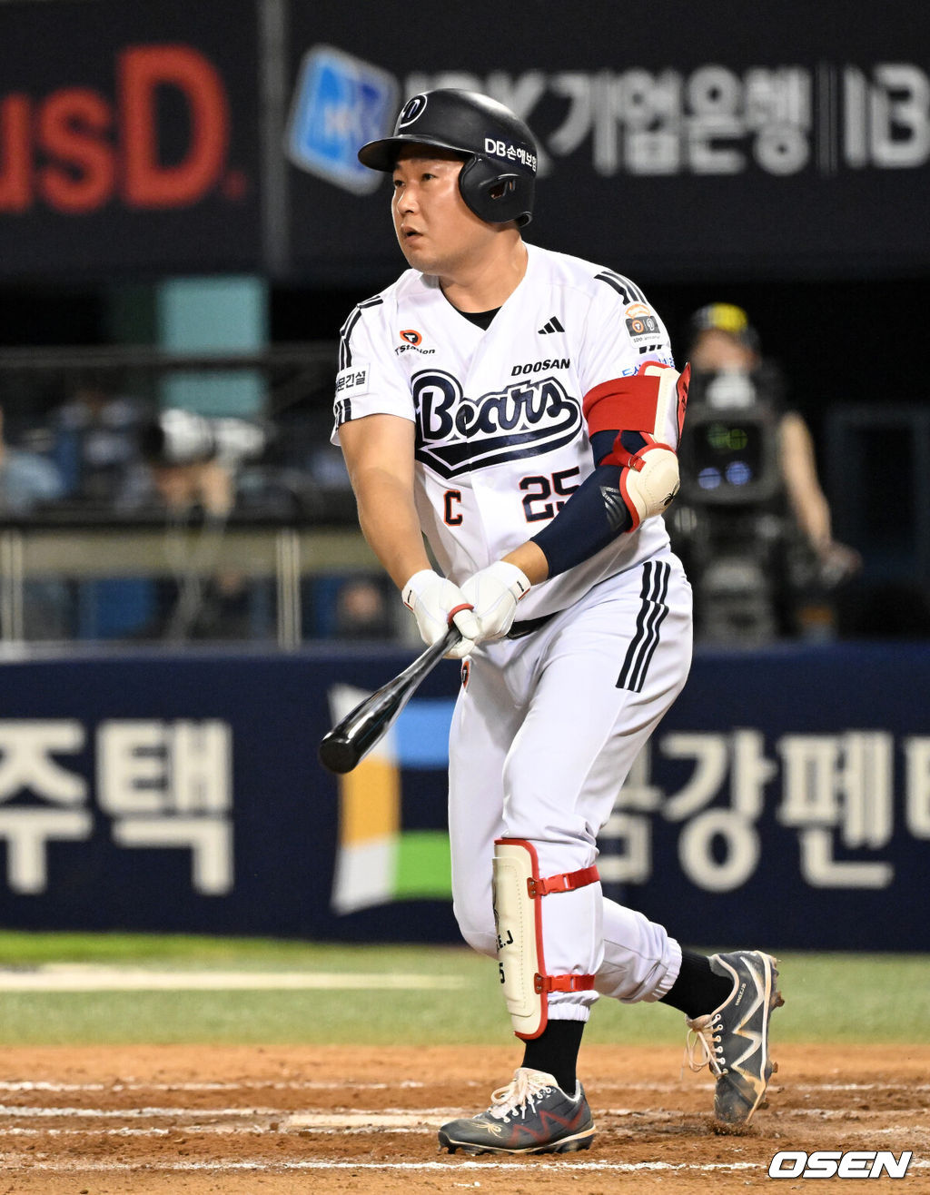 26일 서울 잠실야구장에서 2026 신한 SOL KBO리그 두산 베어스와 삼성 라이온즈의 경기가 열렸다.이날 두산은 곽빈, 삼성은 오스틴 보스를 선발로 내세웠다.8회말 무사 1,3루에서 두산 양의지가 좌전 2타점 적시 2루타를 치고 있다. 2026.07.26 /sunday@osen.co.kr