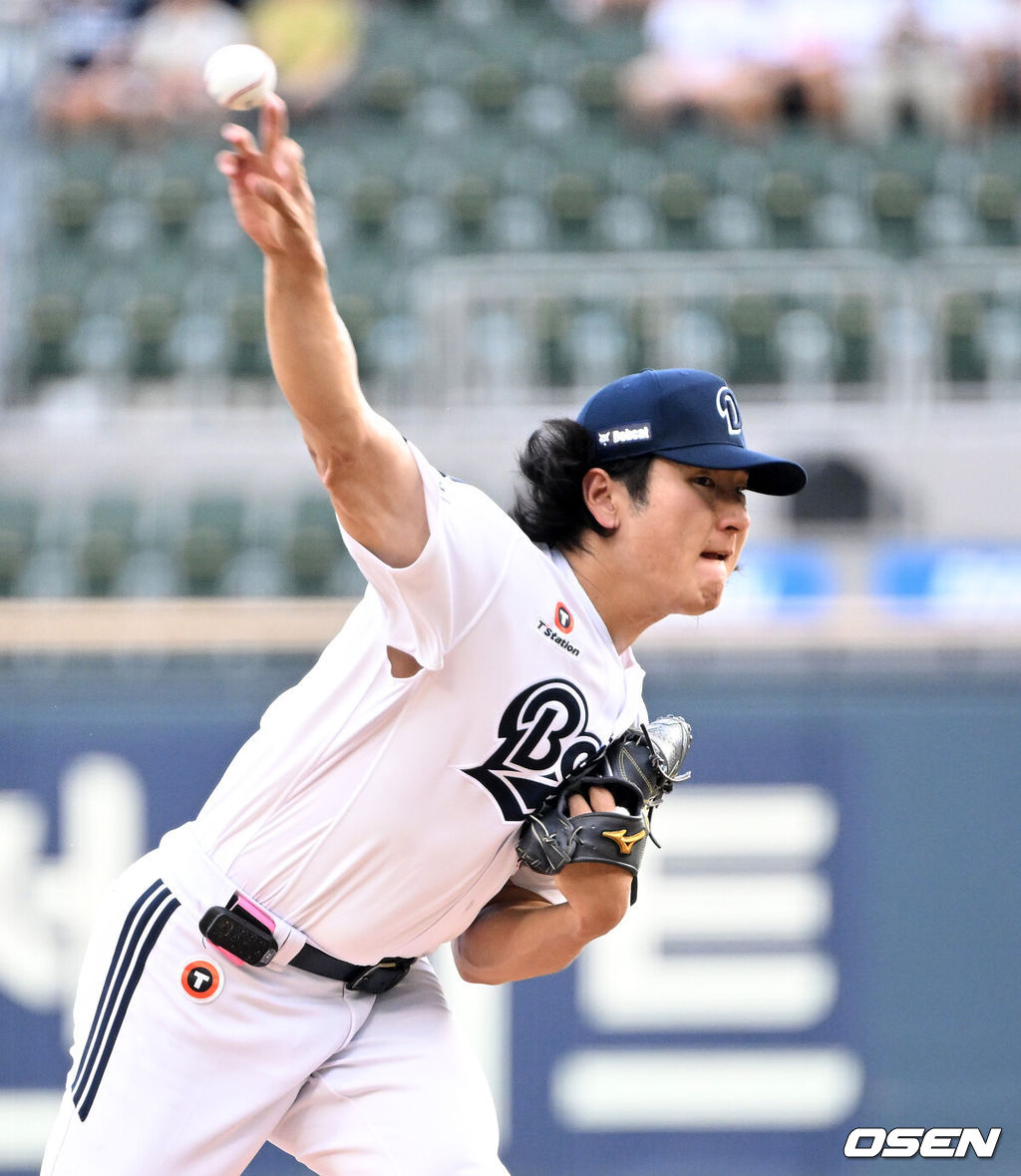 26일 서울 잠실야구장에서 2026 신한 SOL KBO리그 두산 베어스와 삼성 라이온즈의 경기가 열렸다.이날 두산은 곽빈, 삼성은 오스틴 보스를 선발로 내세웠다.1회초 무사에서 두산 선발투수 곽빈이 역투하고 있다. 2026.07.26 /sunday@osen.co.kr
