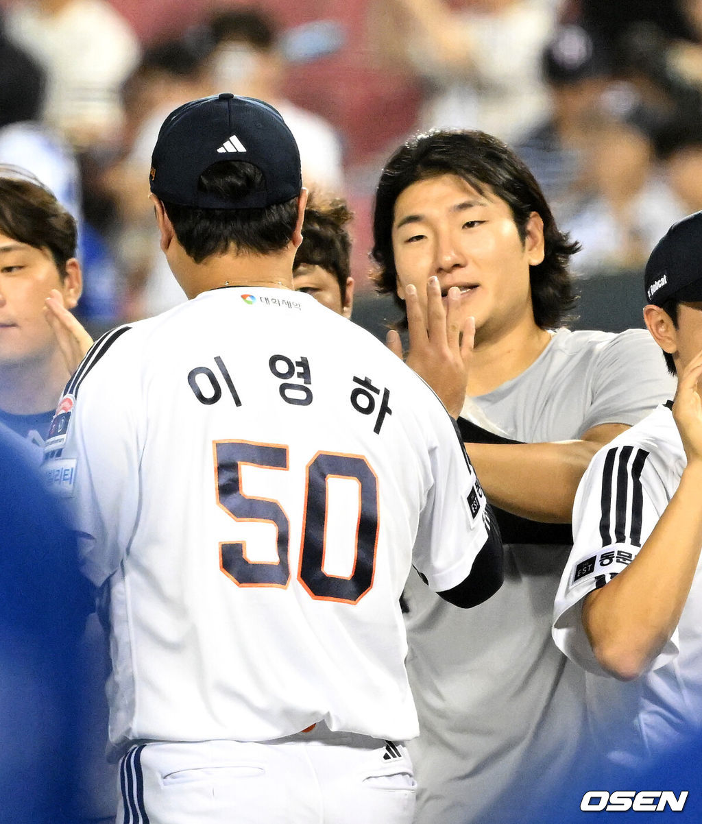 프로야구 두산 베어스가 삼성 라이온즈의 4연승을 저지했다. 두산은 26일 잠실구장에서 열린 삼성과의 홈경기에서 선발 곽빈의 호투를 앞세워 7-0 완승을 장식했다. 반면 삼성은 지난 23일 고척 키움 히어로즈전 이후 연승 행진을 ‘3’에서 마감했다. KBO리그 데뷔전을 치른 삼성 새 외국인 투수 오스틴 보스는 5이닝 2실점으로 비교적 잘 던졌으나 타선의 도움을 받지 못해 고배를 마셨다. 경기 종료 후 두산 곽빈이 이영하와 승리의 기쁨을 나누고 있다. 2026.07.26 /sunday@osen.co.kr