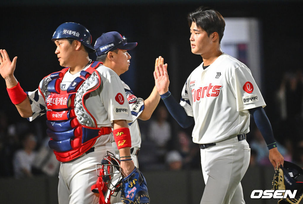 26일 부산 사직야구장에서 2026 신한 SOL KBO 리그 롯데 자이언츠와 KT 위즈의 경기가 열렸다. 홈팀 롯데는 비슬리가, 방문팀 KT는 사우어가 선발 출전했다.롯데 자이언츠 김기준이 KT 위즈에 15-1로 승리한 후 김태형 감독과 기쁨을 나누고 있다. 2026.07.26 / foto0307@osen.co.kr