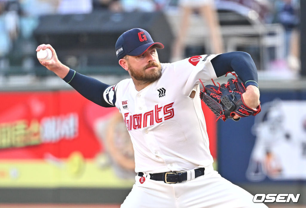 26일 부산 사직야구장에서 2026 신한 SOL KBO 리그 롯데 자이언츠와 KT 위즈의 경기가 열렸다. 홈팀 롯데는 비슬리가, 방문팀 KT는 사우어가 선발 출전했다.롯데 자이언츠 선발 투수 비슬리가 역투하고 있다. 2026.07.26 / foto0307@osen.co.kr