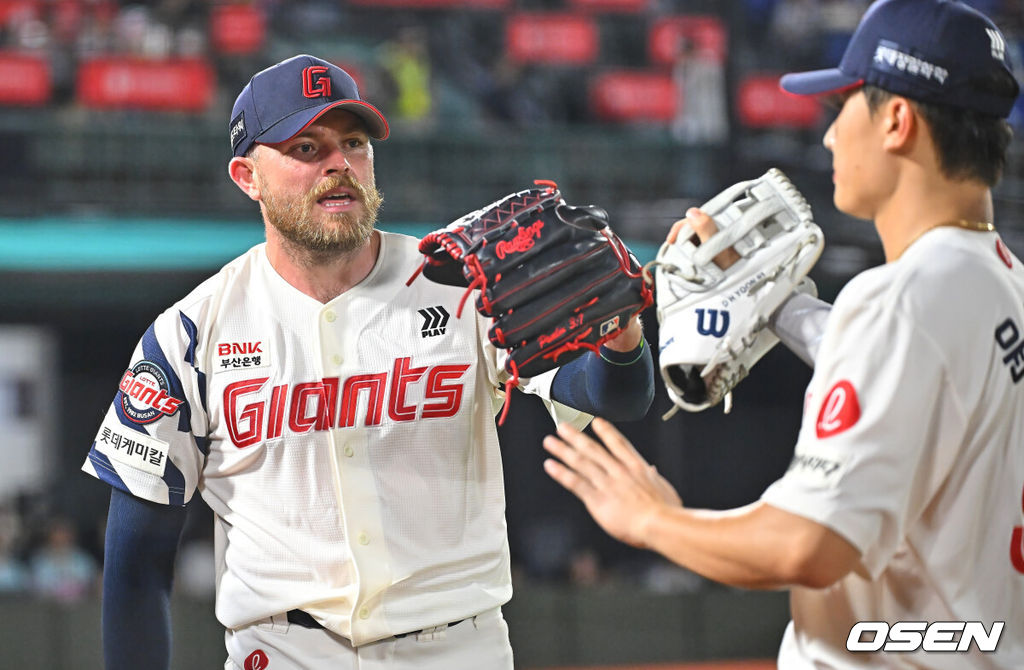 26일 부산 사직야구장에서 2026 신한 SOL KBO 리그 롯데 자이언츠와 KT 위즈의 경기가 열렸다. 홈팀 롯데는 비슬리가, 방문팀 KT는 사우어가 선발 출전했다.롯데 자이언츠 선발 투수 비슬리가 6회초 수비를 무실점으로 막고 윤동희와 하이파이브를 하고 있다. 2026.07.26 / foto0307@osen.co.kr
