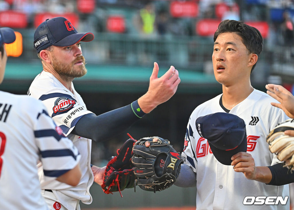 26일 부산 사직야구장에서 2026 신한 SOL KBO 리그 롯데 자이언츠와 KT 위즈의 경기가 열렸다. 홈팀 롯데는 비슬리가, 방문팀 KT는 사우어가 선발 출전했다.롯데 자이언츠 선발 투수 비슬리가 3회초 수비를 마치고 노진혁과 하이파이브를 하고 있다. 2026.07.26 / foto0307@osen.co.kr