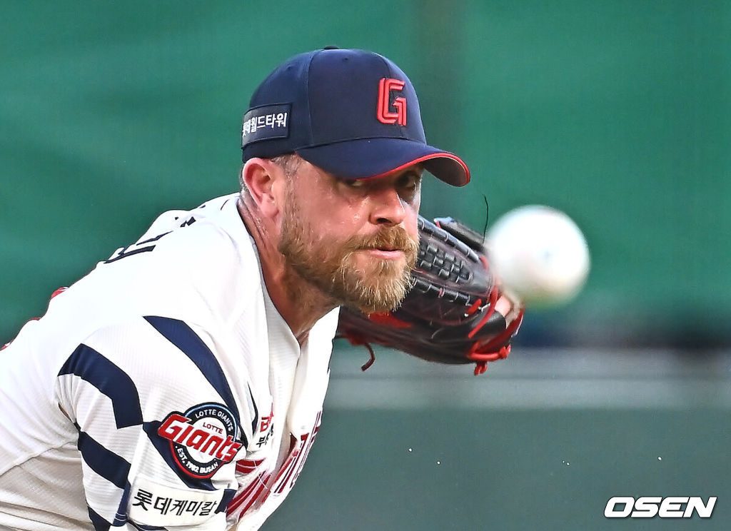 26일 부산 사직야구장에서 2026 신한 SOL KBO 리그 롯데 자이언츠와 KT 위즈의 경기가 열렸다. 홈팀 롯데는 비슬리가, 방문팀 KT는 사우어가 선발 출전했다.롯데 자이언츠 선발 투수 비슬리가 역투하고 있다. 2026.07.26 / foto0307@osen.co.kr