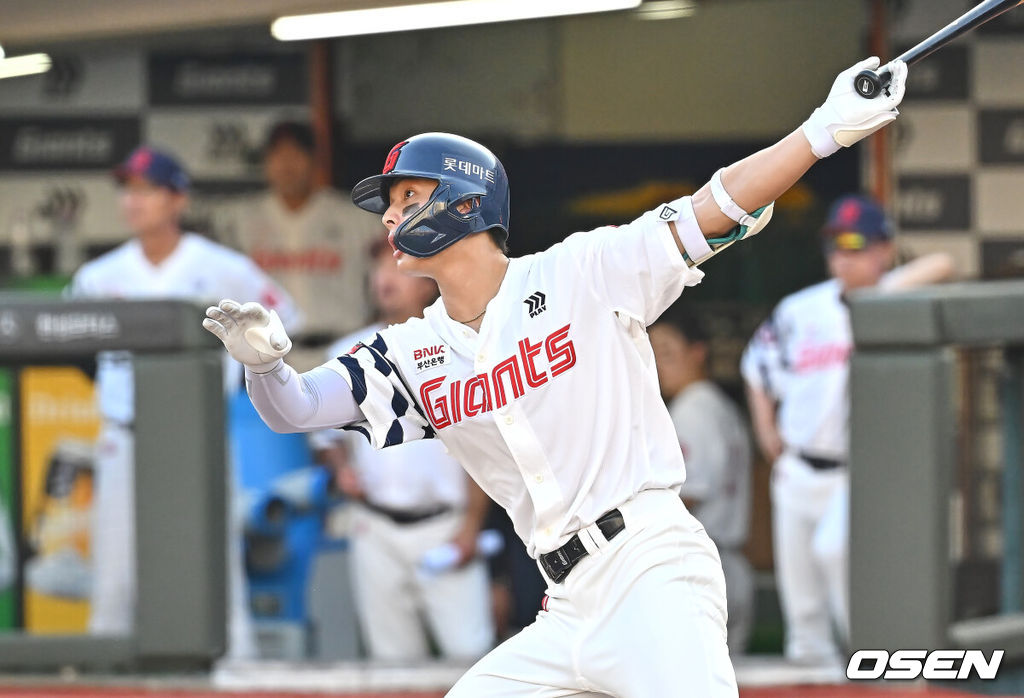 26일 부산 사직야구장에서 2026 신한 SOL KBO 리그 롯데 자이언츠와 KT 위즈의 경기가 열렸다. 홈팀 롯데는 비슬리가, 방문팀 KT는 사우어가 선발 출전했다.롯데 자이언츠 윤동희가 1회말 2사 1,2루 좌중간 1타점 2루타를 치고 있다. 2026.07.26 / foto0307@osen.co.kr