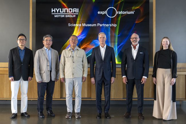 현대차그룹 HMG브랜드경험담당 지성원 부사장, 장재훈 부회장, 정의선 회장, 익스플로라토리움 윌리엄 F. 멜린(William F. (Bill) Mellin) 이사회 의장, 린지 비어만(Lindsay Bierman) 관장, 앤 리처드슨(Anne Richardson) 최고경험책임자(CXO)(왼쪽부터)가 현대차그룹과 익스플로라토리움의 전략적 파트너십 체결식에서 기념 촬영을 하고 있다. 