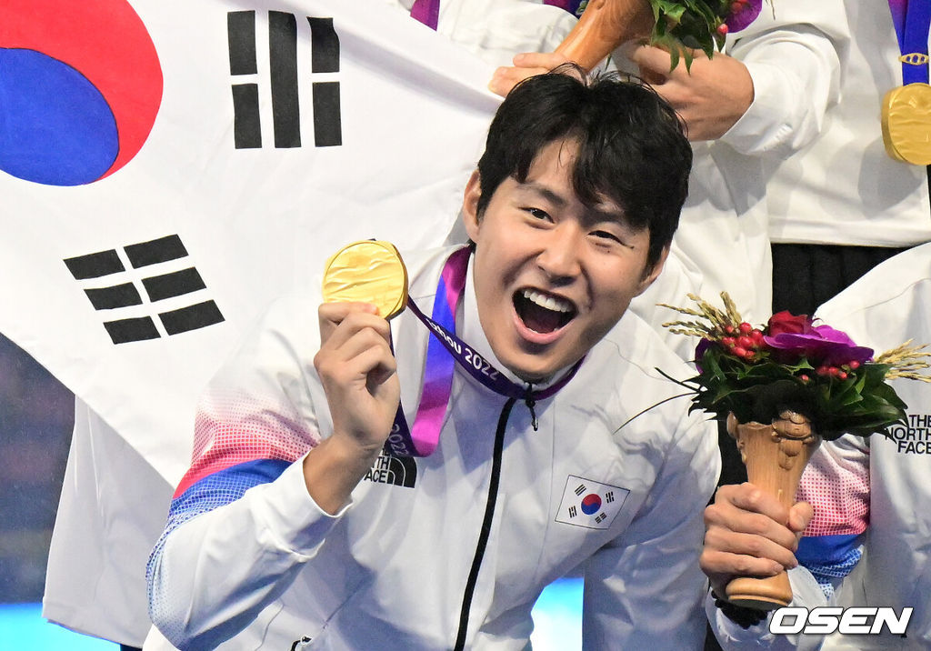 모든 역경을 뚫어내고 황선홍호가 금메달을 거머쥐었다.황선홍(55) 감독이 이끄는 대한민국 아시안게임 축구 국가대표팀은 7일 오후 9시(이하 한국시간)부터 중국 항저우의 황룽 스포츠센터 스타디움에서 일본과 2022 항저우 아시안게임 결승전을 치러 2-1로 승리했다.금메달을 거머쥔 한국 이강인을 비롯한 선수들이 기념촬영을 하고 있다. 2023.10.01 / dreamer@osen.co.kr
