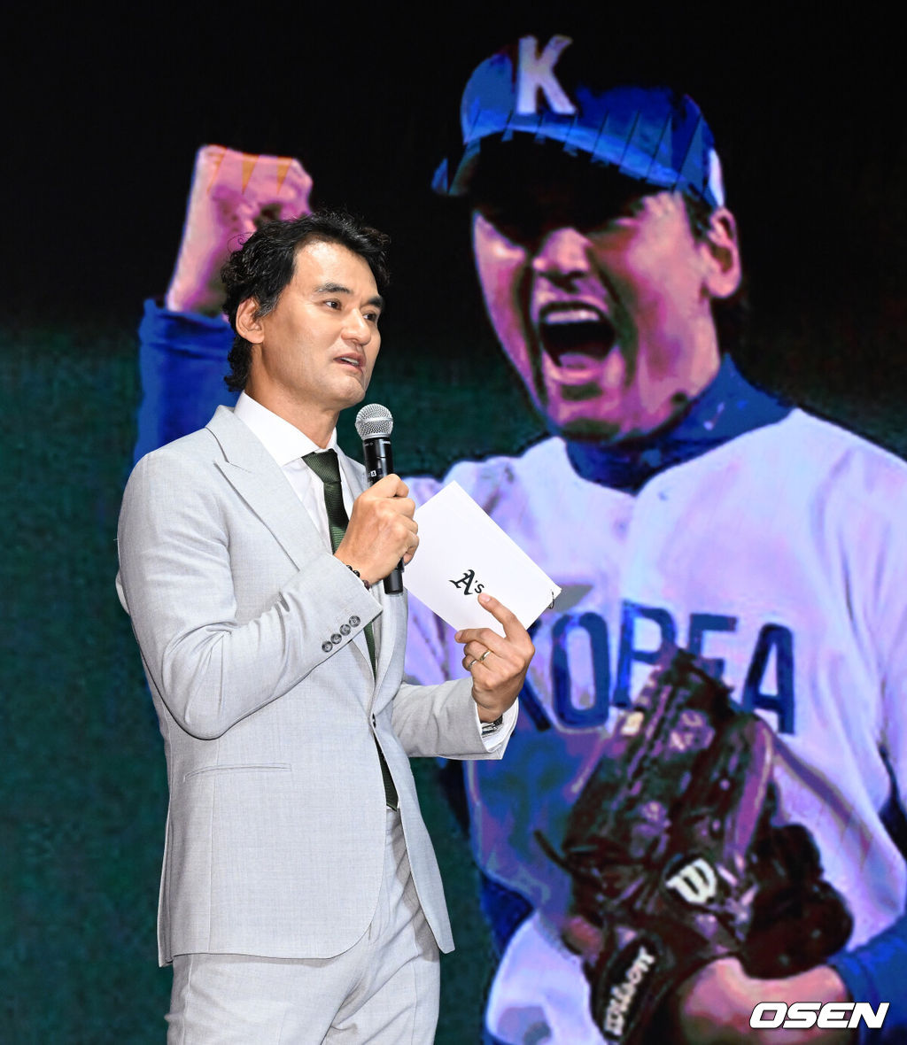 27일 서울 강남구 웨스틴 서울 파르나스에서 Team61-애슬레틱스(A's) 전략적 파트너십 미디어 컨퍼런스가 열렸다.박찬호를 중심으로 결성된 투자 컨소시엄 ’Team61’은 메이저리그 구단 라스베이거스 애슬레틱스와 전략적 파트너십을 체결하고 총 7,000만 달러 규모를 투자하기로 했다고 밝혔다. 현재까지 5,500만 달러의 투자가 완료됐으며 나머지 1,500만 달러는 메이저리그 승인을 거쳐 최종 투자될 예정이다.전 야구선수 박찬호가 프레젠테이션을 하고 있다. 2026.07.27 /sunday@osen.co.kr