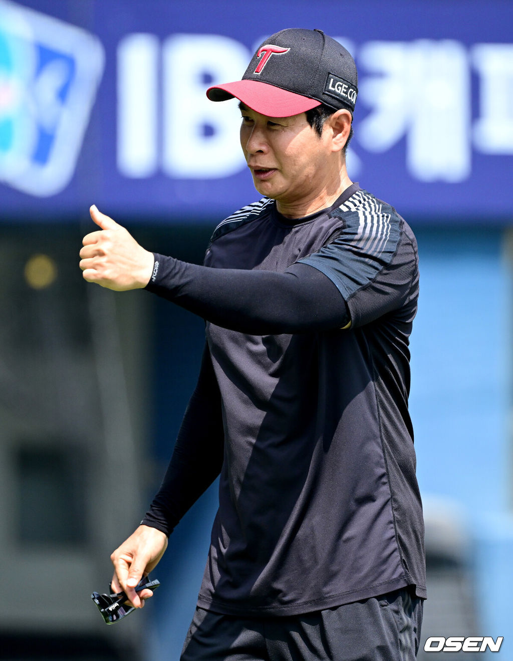 19일 서울 잠실야구장에서 ‘2026 신한 SOL Bank KBO리그’ LG 트윈스와 KT 위즈의 경기가 열린다.홈팀 LG는 송승기, 방문팀 KT는 고영표를 선발로 내세운다.경기를 앞두고 LG 송지만 코치가 선수들과 인사를 나누고 있다. 2026.07.19 / dreamer@osen.co.kr