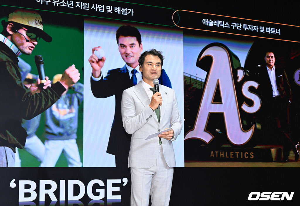27일 서울 강남구 웨스틴 서울 파르나스에서 Team61-애슬레틱스(A's) 전략적 파트너십 미디어 컨퍼런스가 열렸다.박찬호를 중심으로 결성된 투자 컨소시엄 ’Team61’은 메이저리그 구단 라스베이거스 애슬레틱스와 전략적 파트너십을 체결하고 총 7,000만 달러 규모를 투자하기로 했다고 밝혔다. 현재까지 5,500만 달러의 투자가 완료됐으며 나머지 1,500만 달러는 메이저리그 승인을 거쳐 최종 투자될 예정이다.전 야구선수 박찬호가 프레젠테이션을 하고 있다. 2026.07.27 /sunday@osen.co.kr