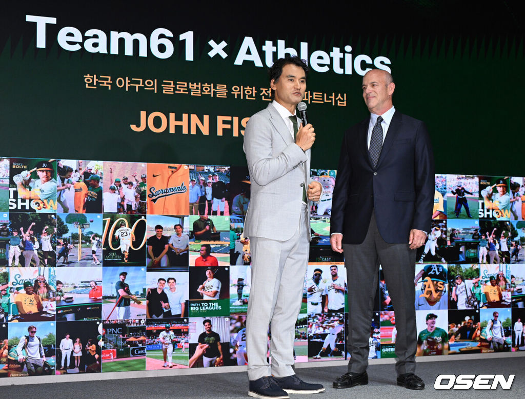 27일 서울 강남구 웨스틴 서울 파르나스에서 Team61-애슬레틱스(A's) 전략적 파트너십 미디어 컨퍼런스가 열렸다.박찬호를 중심으로 결성된 투자 컨소시엄 ’Team61’은 메이저리그 구단 라스베이거스 애슬레틱스와 전략적 파트너십을 체결하고 총 7,000만 달러 규모를 투자하기로 했다고 밝혔다. 현재까지 5,500만 달러의 투자가 완료됐으며 나머지 1,500만 달러는 메이저리그 승인을 거쳐 최종 투자될 예정이다.전 야구선수 박찬호, 존 피셔 구단주가 프레젠테이션을 하고 있다. 2026.07.27 /sunday@osen.co.kr
