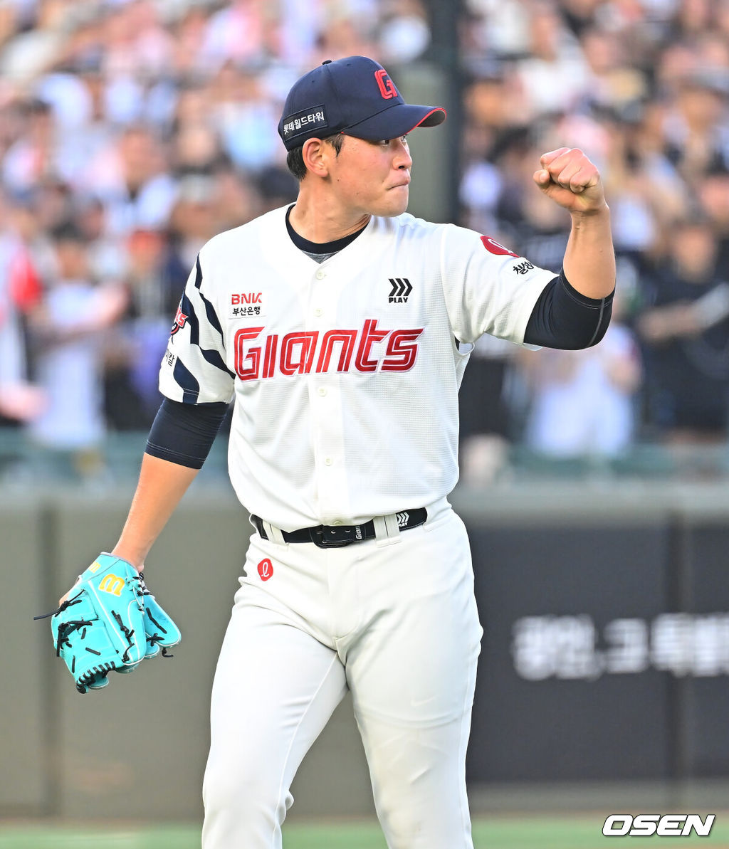 25일 부산 사직야구장에서 2026 신한 SOL KBO 리그 롯데 자이언츠와 KT 위즈의 경기가 열렸다. 홈팀 롯데는 김진욱이, 방문팀 KT는 소형준이 선발 출전했다.롯데 자이언츠 선발 투수 김진욱이 3회초 1사 만루 KT 위즈 조대현을 유격수 병살타로 잡고 주먹을 불끈 쥐고 있다. 2026.07.25 / foto0307@osen.co.kr