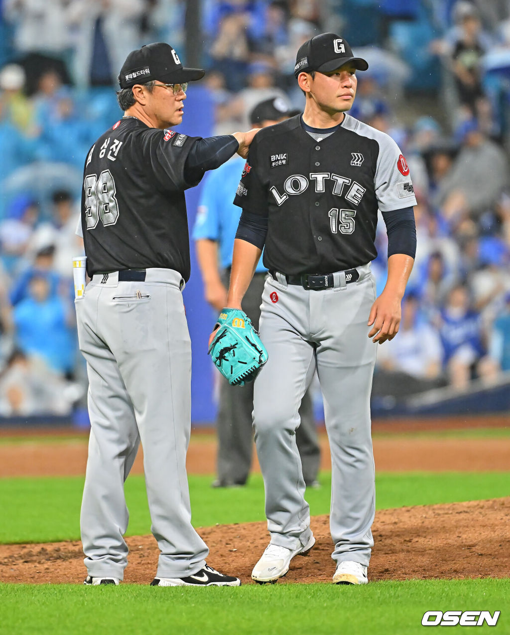 19일 대구삼성라이온즈파크에서 2026 신한 SOL KBO 리그 삼성 라이온즈와 롯데 자이언츠의 경기가 열렸다. 홈팀 삼성은 원태인이, 방문팀 롯데는 김진욱이 선발 출전했다. 롯데 자이언츠 김진욱이 6회말 투구 도중 왼쪽 허벅지 통증을 호소한 후 교체되고 있다. 2026.07.19 / foto0307@osen.co.kr