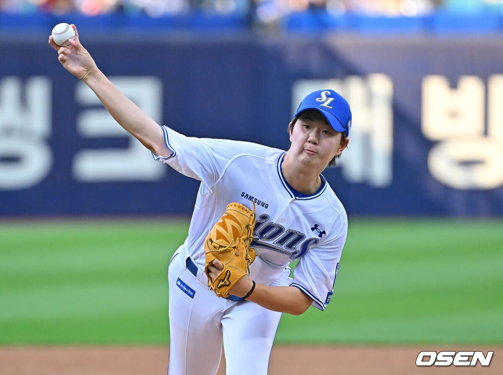 12일 대구삼성라이온즈파크에서 2026 신한 SOL KBO 리그 삼성 라이온즈와 SSG 랜더스의 경기가 열렸다. 홈팀 삼성은 장찬희가, 방문팀 SSG는 타케다가 선발 출전했다. 삼성 라이온즈 선발 투수 장찬희가 역투하고 있다. 2026.06.12 / foto0307@osen.co.kr