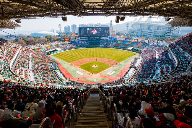 28일 인천 SSG랜더스필드에서 ‘2026 신한 SOL KBO리그’ SSG 랜더스와 KIA 타이거즈의 개막전이 열렸다.SSG는 지난시즌 인천 연고 구단 최초 3년 연속 100만 관중을 기록했으며, 최종 누적 관중 1,281,093명으로 구단 역대 최다 기록을 세웠다. 이어 2026시즌도 개막전 매진으로 흥행에 대한 기대감을 높이고 있다.만원 관중들이 열띤 응원을 펼치고 있다. 2026.03.28 / rumi@osen.co.kr