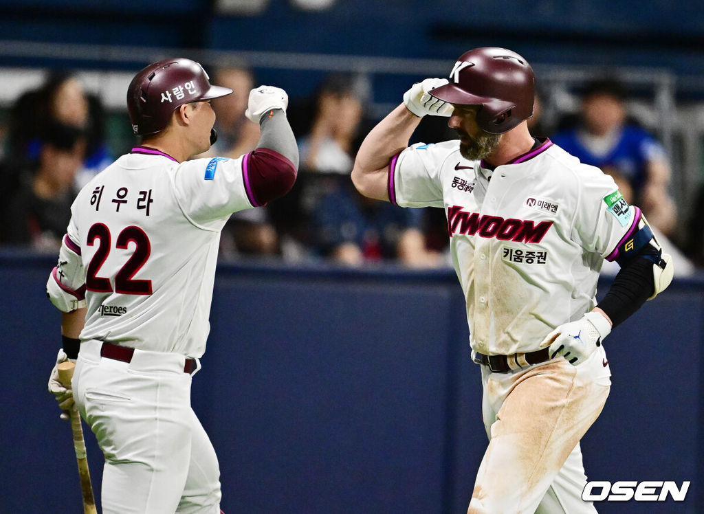 23일 오후 서울 고척스카이돔에서 2026 신한 SOL KBO리그 키움 히어로즈와 삼성 라이온즈의 경기가 열렸다.이날 키움은 하영민, 삼성은 양창섭을 선발로 내세웠다.8회말 무사에서 키움 데이비슨이 동점 좌월 솔로포를 날리고 히우라와 기뻐하고 있다. 2026.07.23 / jpnews@osen.co.kr
